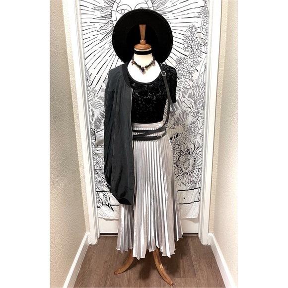 🌈 Beautiful Vintage Italian Velvet top - Picture 9 of 11